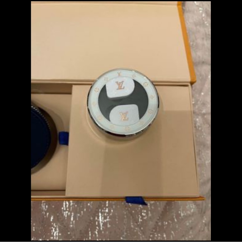 AUTHENTIC RARE LOUIS VUITTON AIRPOD LV EARBUDS
